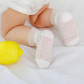 Calcetines de malla blanca de algodón para bebés recién nacidos encantadores y transpirables para niños pequeños